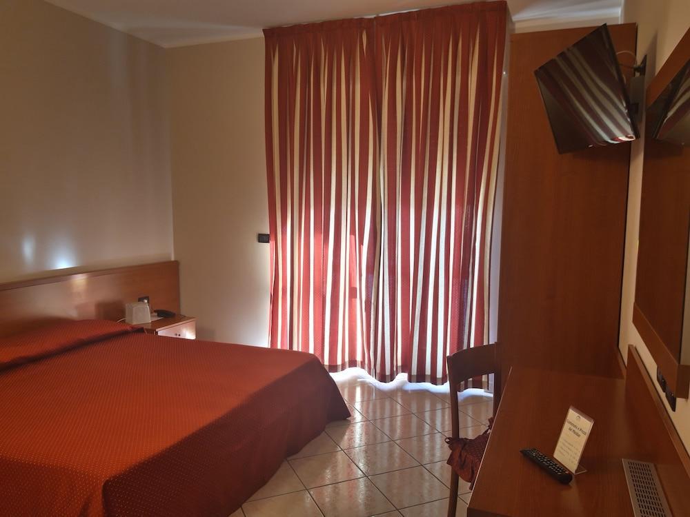Hotel Ceretto Busca Luaran gambar