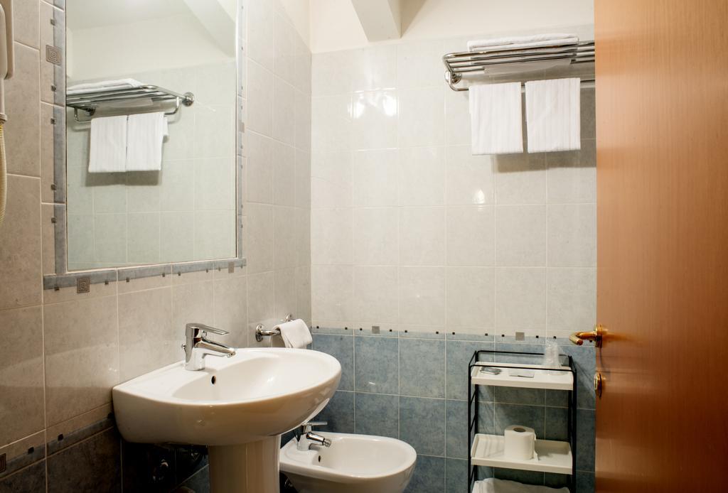 Hotel Ceretto Busca Luaran gambar
